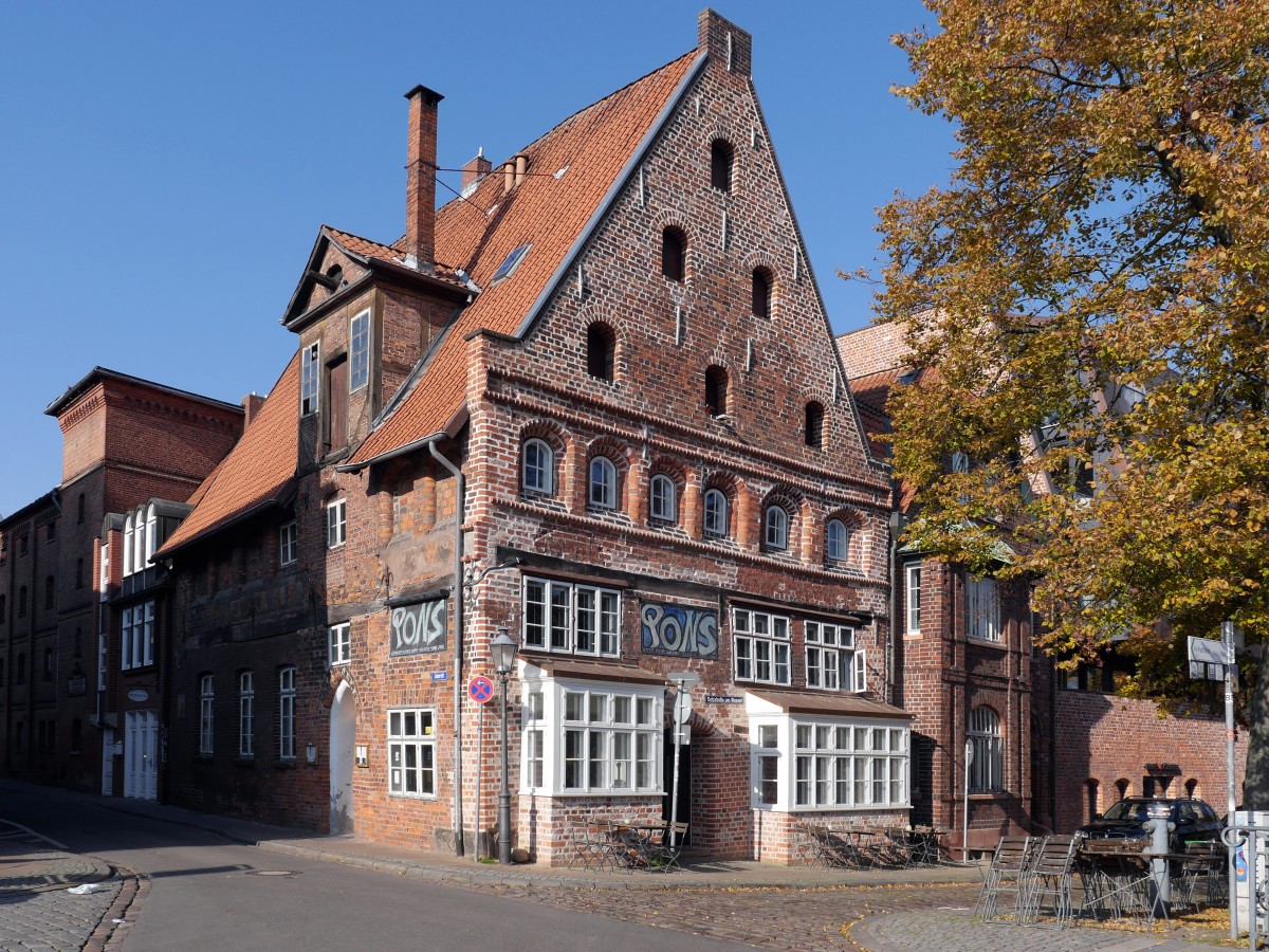 Gasthaus Pons  lteste Kneipe Lneburgs , ehemaliger Ausschank  Alt-Lneburger Bierstube  der Braunbier-Brauerei H. Luhmann, auf der Salzstrae am Wasser, Ecke Lner Str. , direkt am Ilmenau-Radweg gelegen; 27.10.2015
