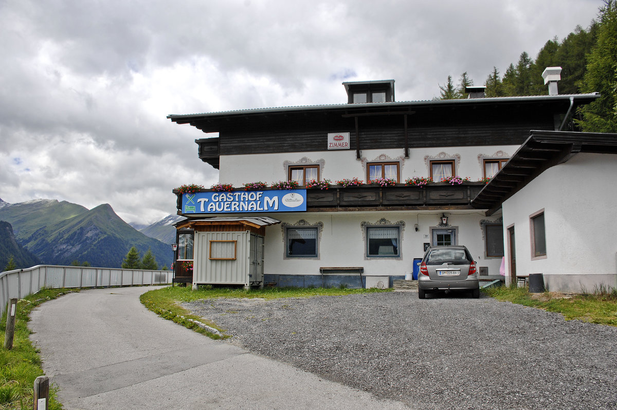 Gasthof Tauernalm in Heiligenblut von der Groglockner Hochalpenstrae aus gesehen. Aufnahme: 7. August 2016