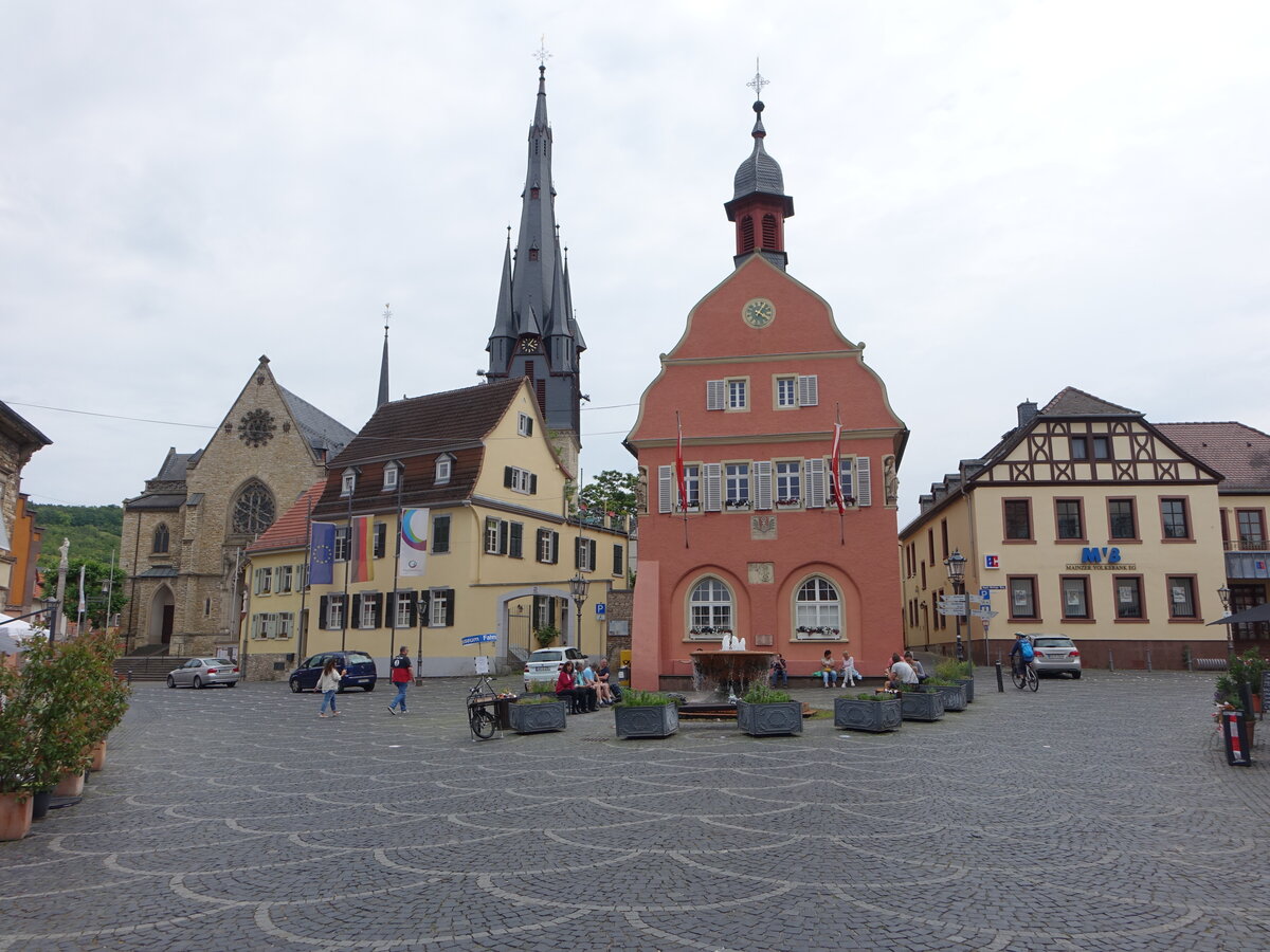 Gau-Algesheim, Rathaus am Marktplatz und Pfarrkirche St. Cosmas und Damian (14.06.2020)