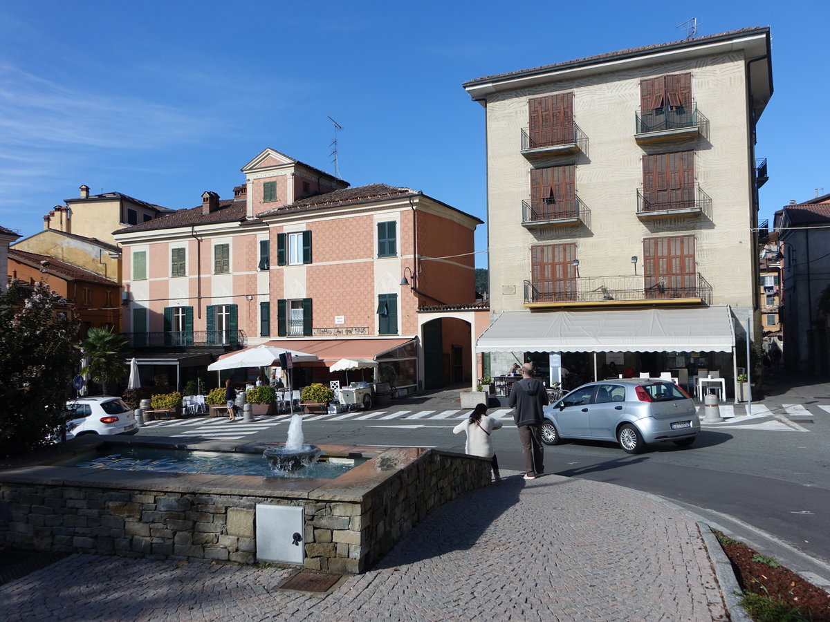 Gavi, Huser an der Piazza Roma vor der Altstadt (02.10.2018)