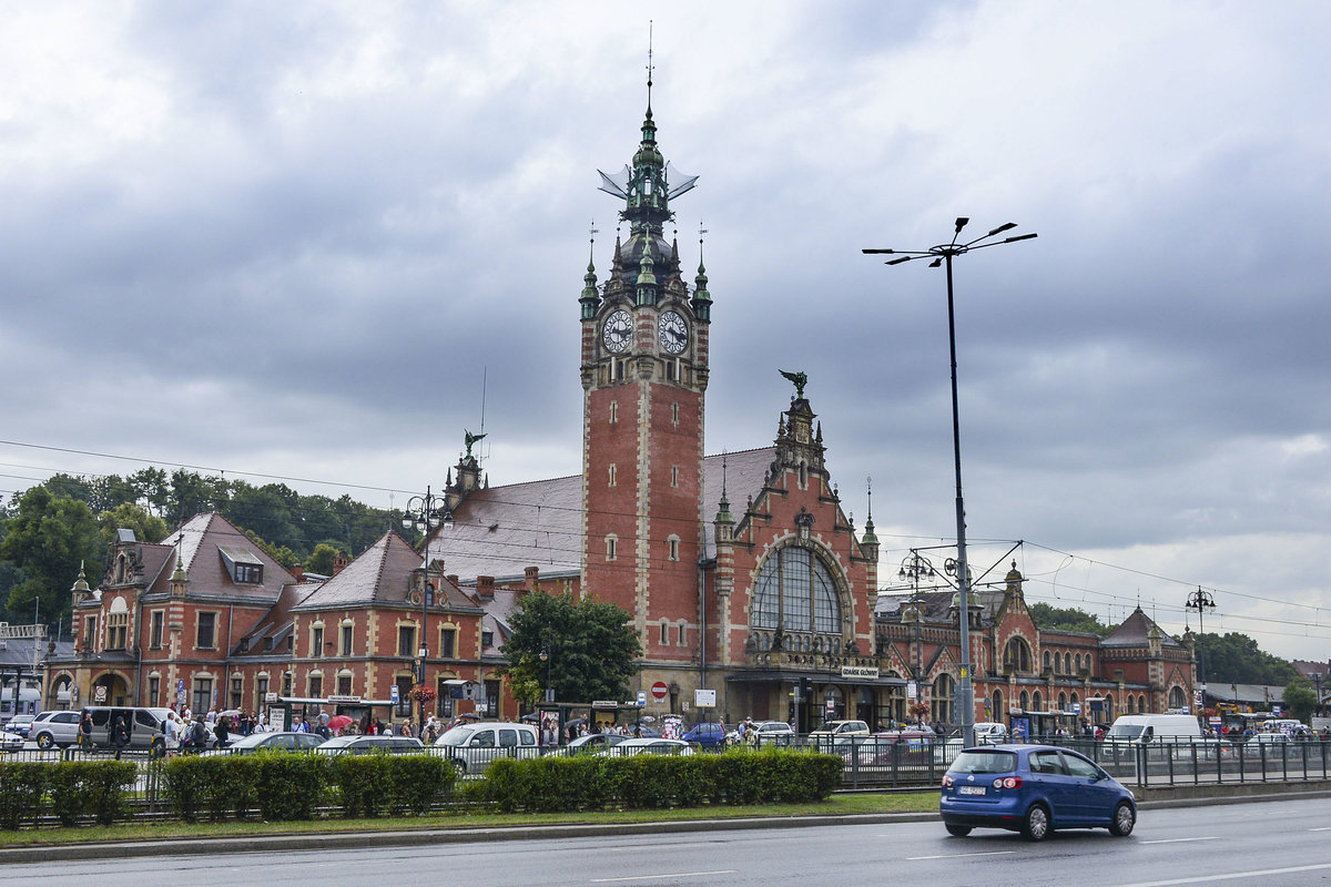 Gdańsk Głwny – bis 1945 Danzig Hauptbahnhof - wurde im Zweiten Weltkrieg zerstrt und nach 1945 im ursprnglichen Stil wiederaufgebaut. Aufnahme: 12. August 2019.
