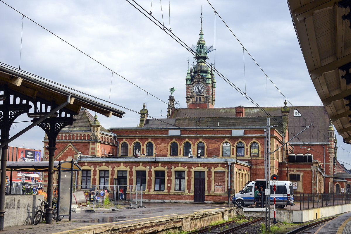 Gdańsk Głwny – bis 1945 Danzig Hauptbahnhof -  wurde von 1896 bis 1900 im Stil der Neurenaissance erbaut, 1945 zerstrt. Nach dem Zweiten Weltkrieg wurde er im ursprnglichen Stil wiederaufgebaut. Aufnahme: 12. August 2019.