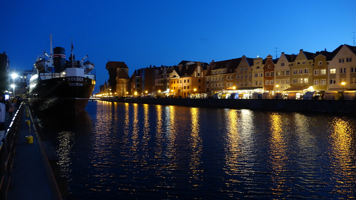 Gdansk / Danzig, abendliche Beleuchtung an der alten Mottlau mit Krantor (02.08.2021)