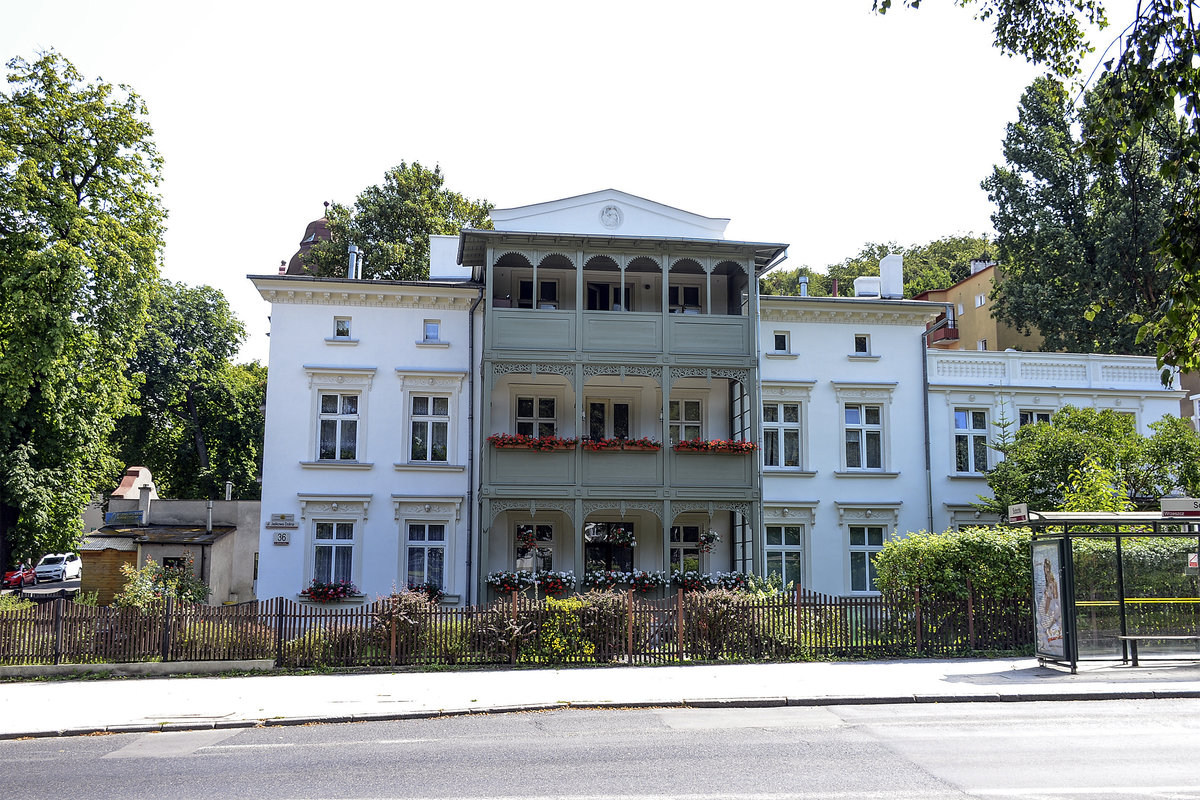 Gebude aus deutscher Zeit im Jschkental (Jaskowa Molina) im Danziger Ortsteil Langfuhr (Wrzeszcz). Aufnahme: 14. August 2019.