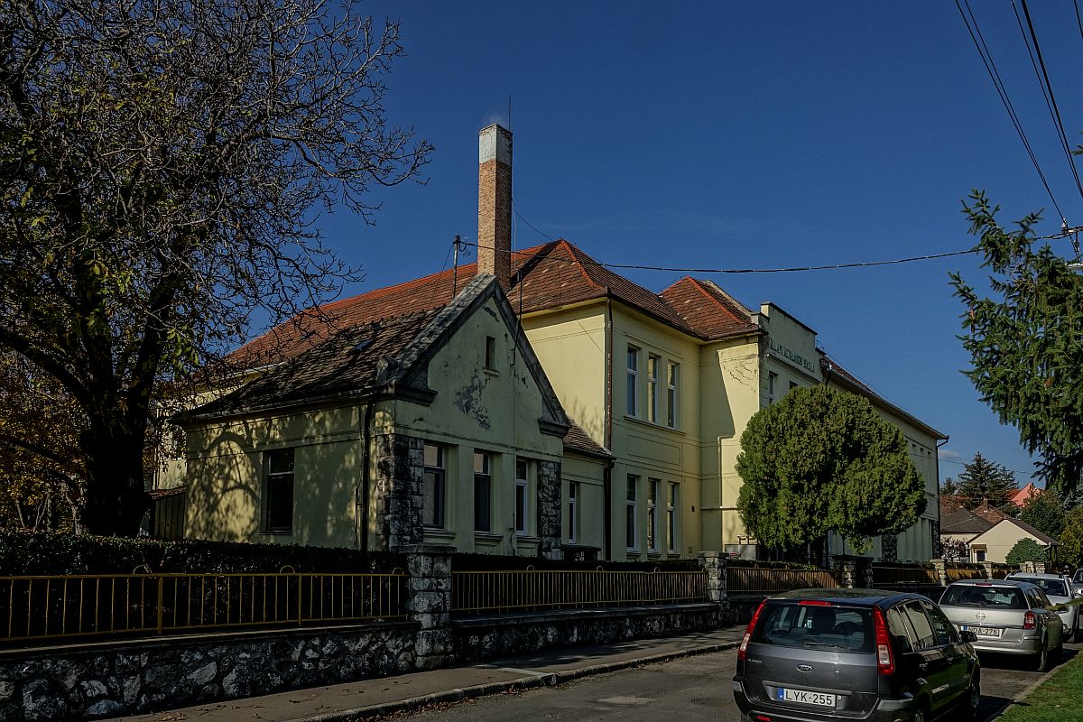 Gebude der Brtfa utcai ltalnos Iskola (Grundschule in der Brtfa Strasse). Die institut wurde 1926 erffnet, um die steigende Bevlkerung dieses Gegends mit Grundbildungsmglichkeit zu besorgen. Das ursprngliche Gebude befand sich ein Stck weiter in der gleichen Strasse. Das jetztige Gebude wurde um 1929 gefertigt.  Foto: 11.2020 