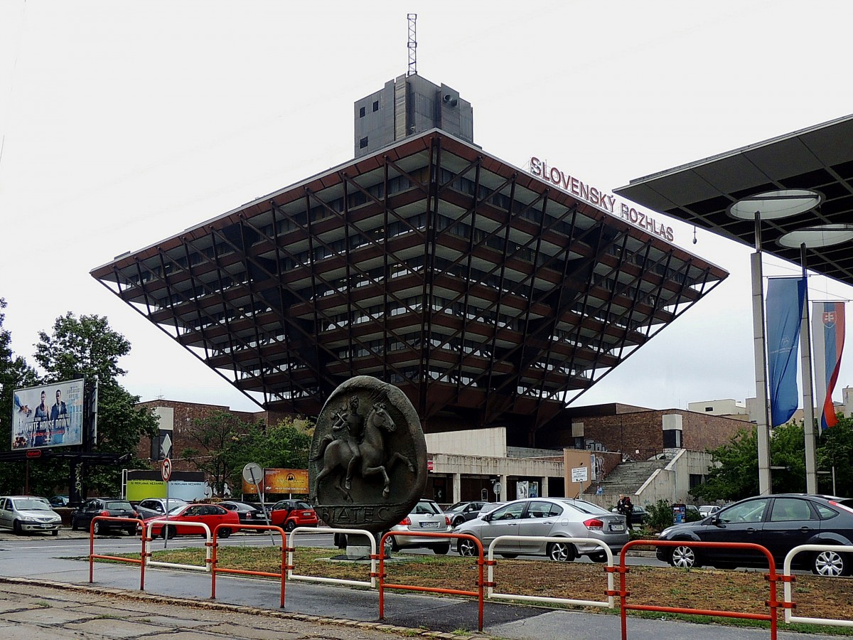 Gebude des slowakischen Hrfunks, sowie die Biatec Skulptur in BRATISLAVA; 130828