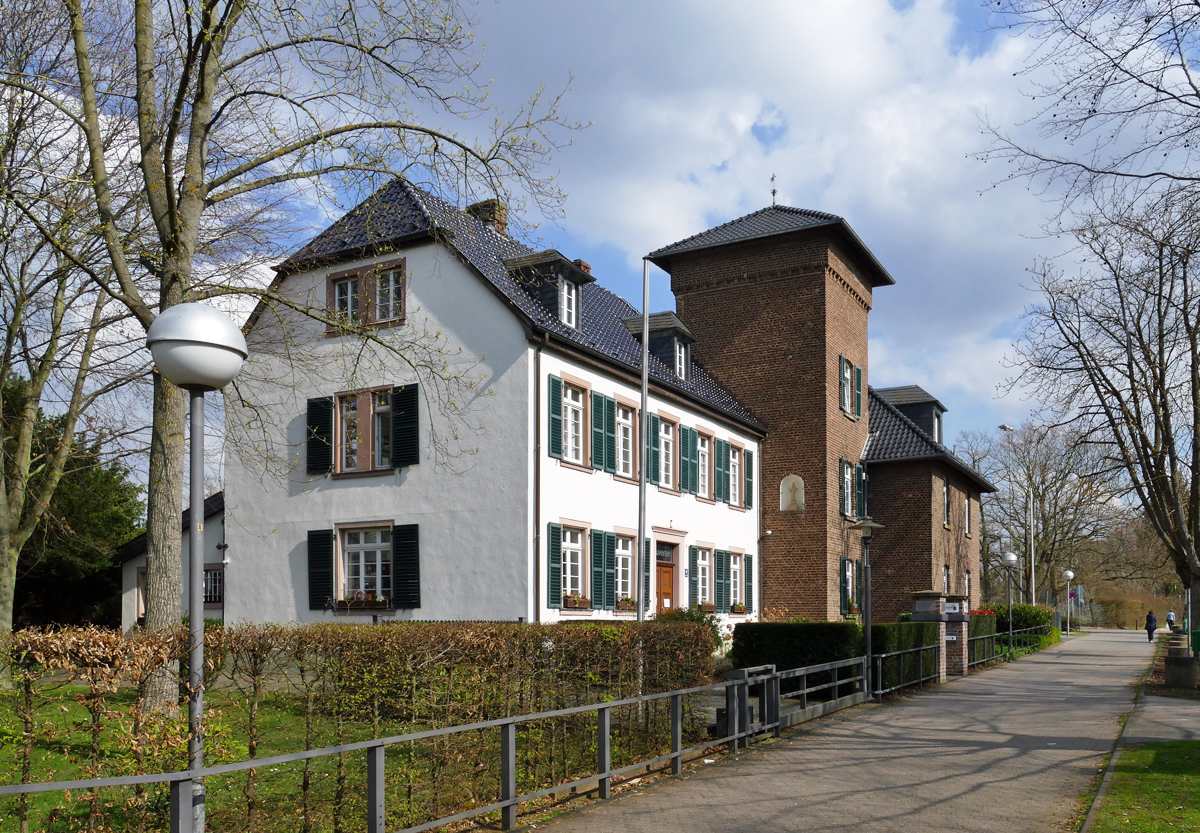 Gebude mit Bro vom Bauverein Erftstadt und einer Kanzlei in Erftstadt-Liblar beim Schlo Gracht - 19.03.2020