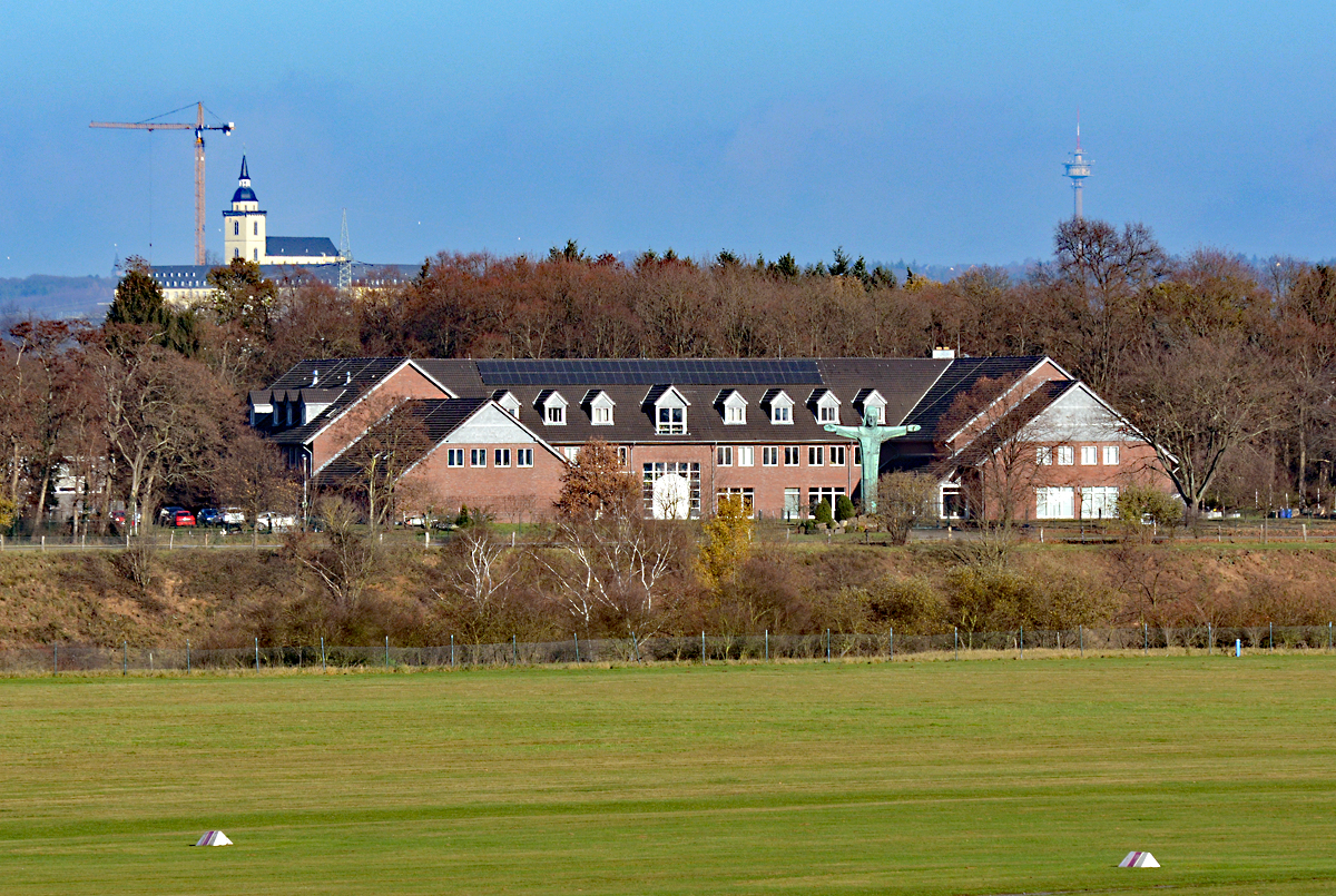 Gebude der Styler Mission in Sankt Augustin. Im Hintergrund die Abtei Michaelisberg in Siegburg - 27.11.2015