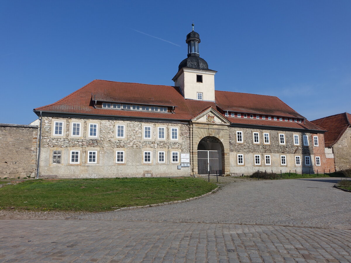 Gebesee, Torbogenhaus vom Schloss, erbaut 1740 (07.04.2023)