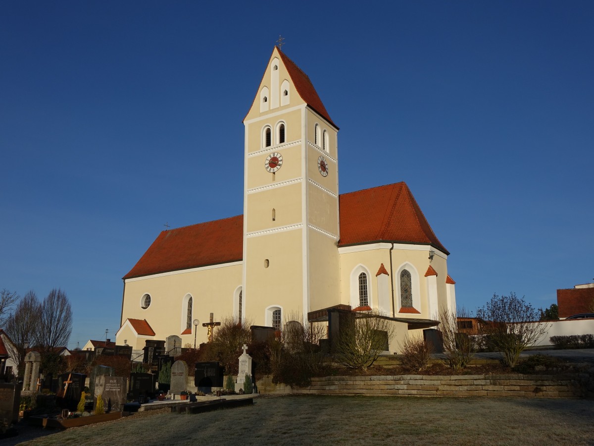 Gebrontshausen, kath. Pfarrkirche Maria Empfngnis, verputzte Saalkirche mit polygonalem Chorschluss und sdlichem Chorflankenturm mit Steilsatteldach, Langhaus und Chor mit Stichkappentonnen, erbaut im 15. Jahrhundert (27.12.2015)