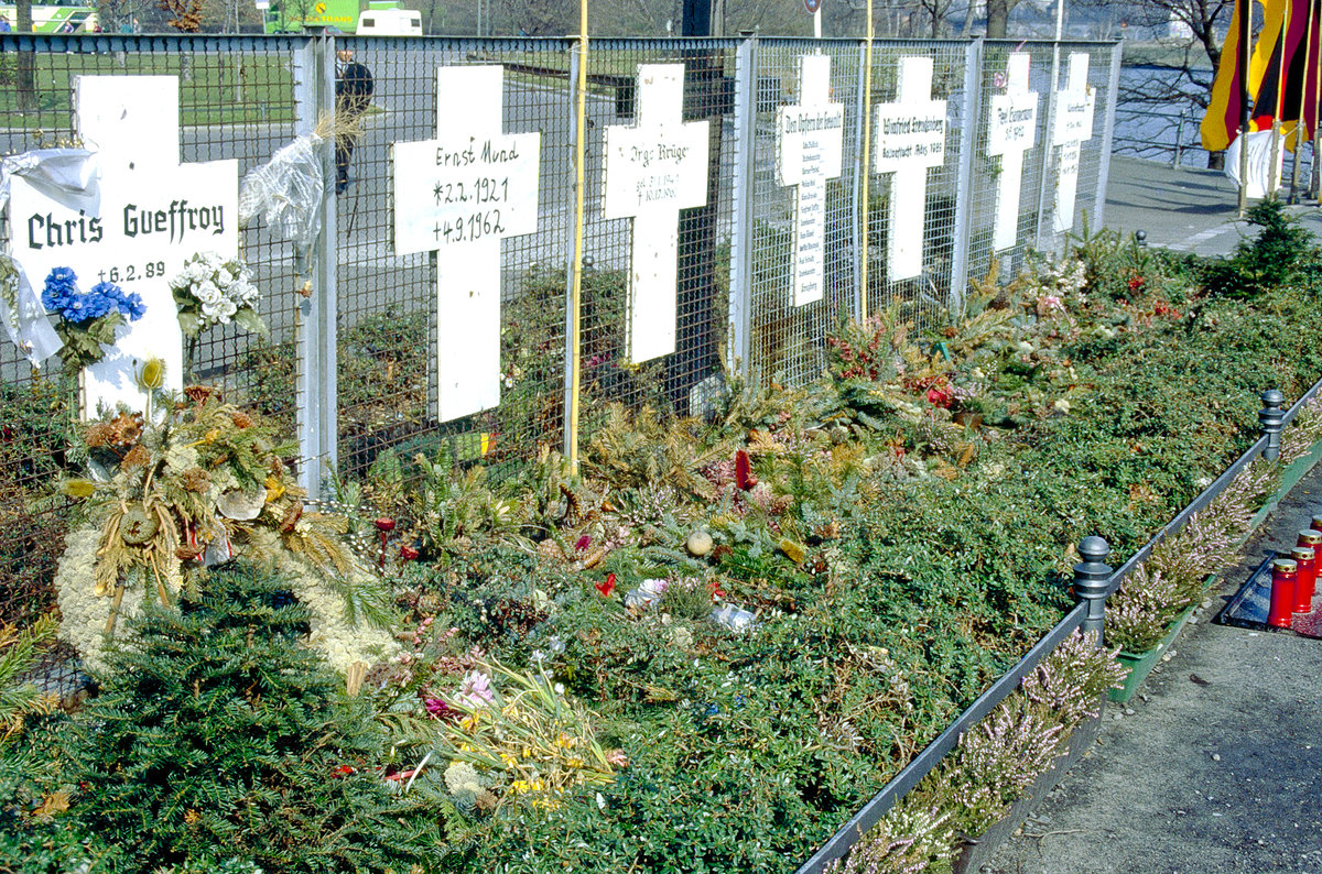 Gedenkkreuz fr Chris Gueffroy u.a. Todesopfer an der Berliner Mauer in der Nhe des Reichstagsgebudes. Bild vom Dia. Aufnahme: April 1991.