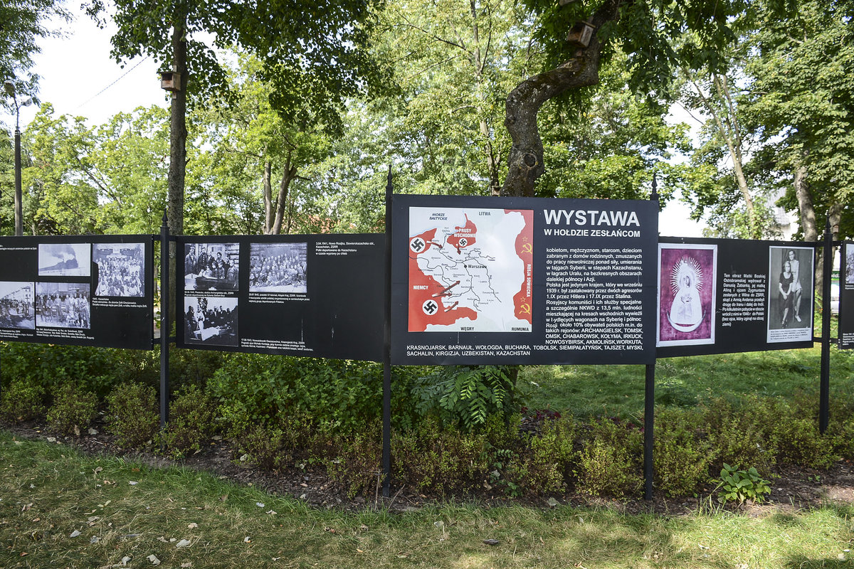 Gedenksttte des Zweiten Weltkrieges in Lębork (Lauenburg in Pommern). Gegen Ende des Zweiten Weltkriegs wurde Lauenburg kampflos von der Roten Armee besetzt und am 10. Mrz 1945 von sowjetischen Soldaten in Brand gesteckt. Die Innenstadt wurde fast vllig zerstrt, am Marktplatz berstanden nur zwei Huser das Inferno.
Bald darauf wurde die Stadt zusammen mit ganz Hinterpommern unter polnische Verwaltung gestellt. Es setzte nun die Zuwanderung polnischer Zivilisten ein. 1946 wurde die deutsche Stadt Lauenburg in Lębork umbenannt. Die restliche deutsche Bevlkerung wurde vertrieben.
Aufnahme: 19. August 2020.