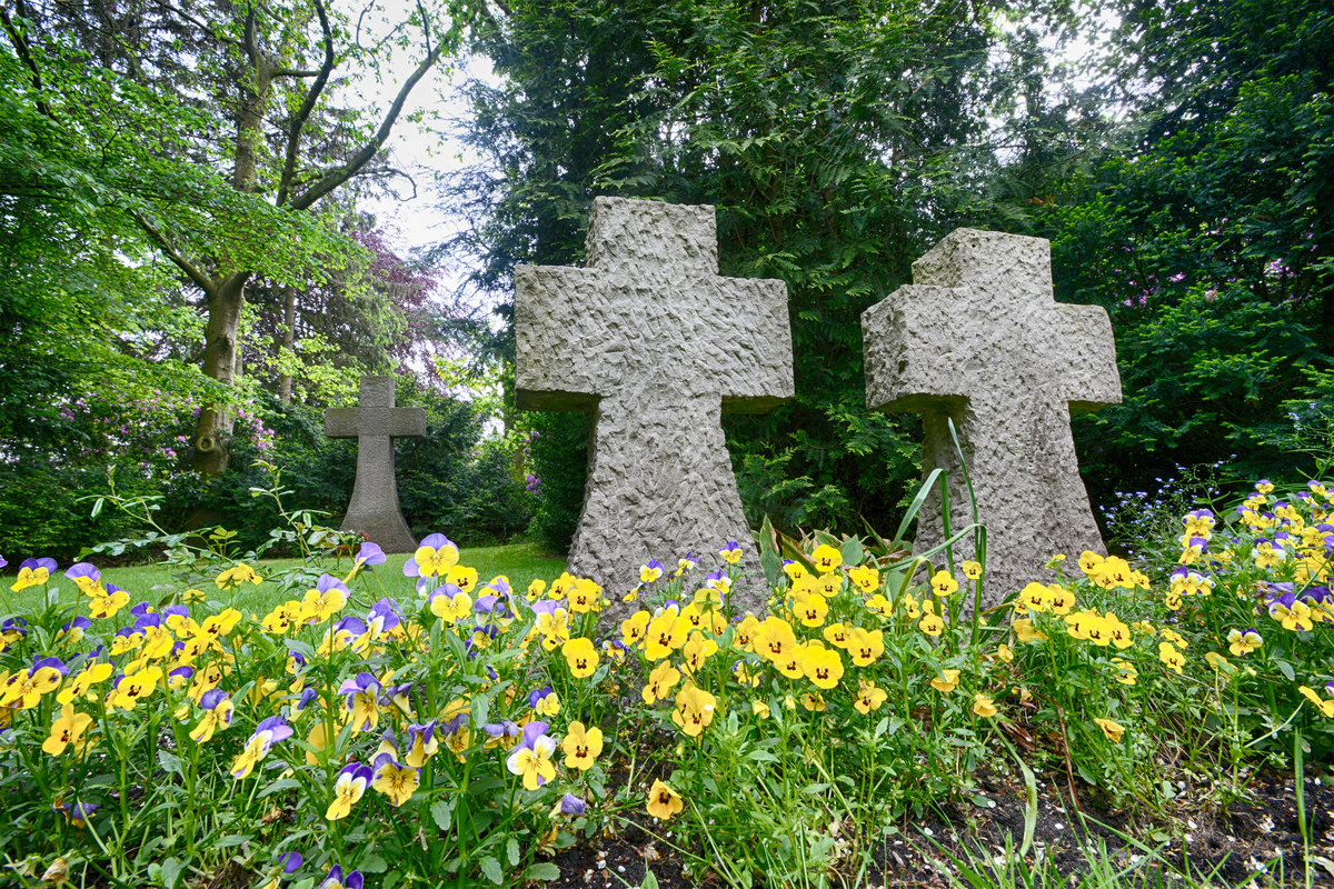 Gedenksttte fr die Toten des Konzentrationslagers Husum-Schwesing auf dem Husumer Ostfriedhof. 2.500 Menschen aus Belgien, Dnemark, Deutschland, Frankreich, Griechenland, Grobritannien, Italien, Jugoslawien, Niederlande, Polen, Sowjetunion Tschechoslowakei, Ungarn waren von September bis Dezember 1944 unter menschenverachtenden Bedingungen im Konzentrationslager Husum-Schwesing gefangen. Viele starben nach dem Rcktransport in Neuengamme. Viele erlagen nach ihrer Befreiung den Folgen von Hunger, berarbeitung, Auszehrung, Krankheit und Misshandlung. Aufnahme: 31. Mai 2019.