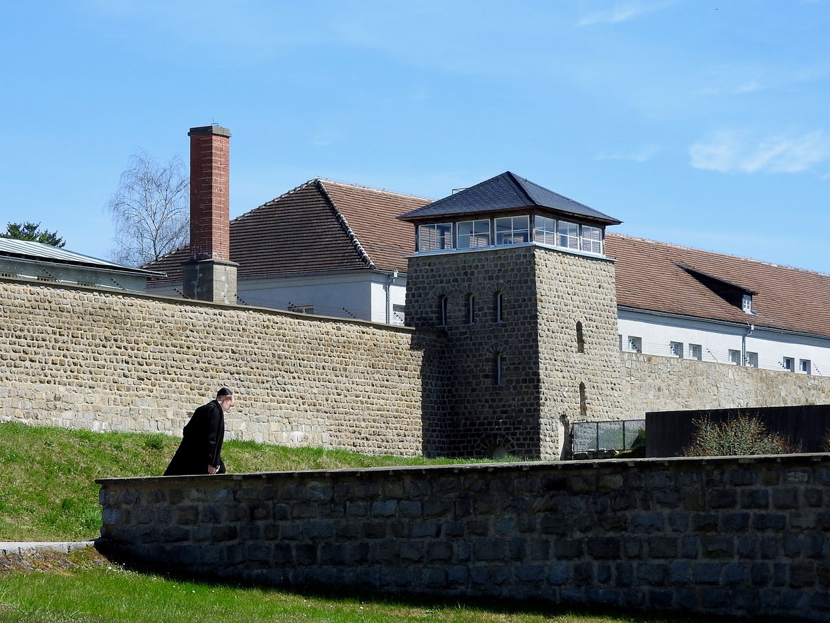 Gedenkstätte: KZ-Gedenkstätte Mauthausen / Mauthausen Memorial,  mit zufällig vorbeigehenden jüdischem Besucher; 210409