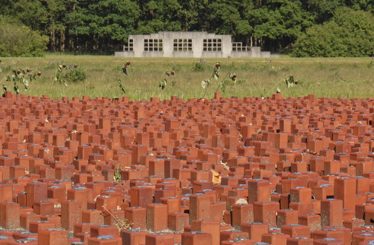 Gedenksttte Westerbork in den Niederlanden. Aufnahme: Mai 2011. Auf dem ehemaligen Appellplatz befindet sich das Monument Die 102.000 Steine, das auf die Initiative von ehemaligen Lagergefangenen errichtet wurde. Die 102.000 Steine stehen fr die 102.000 Menschen, die von Westerbork aus weiterdeportiert wurden und nicht zurckgekehrt sind. Die Steine sind unterschiedlich hoch. Damit zeigt das Monument nicht nur die groe Anzahl an Menschen, die ermordet wurden, sondern betont die Individualitt jedes einzelnen Opfers. 