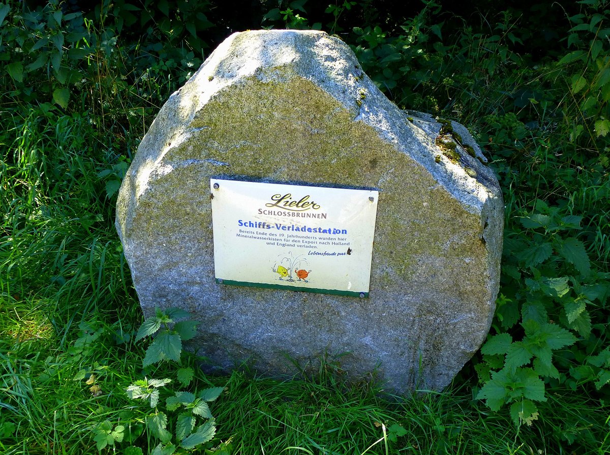 Gedenkstein am Altrheinufer im Markgrflerland, hier stand einstmals eine Verladestation fr das Mineralwasser aus der nahegelegenen Quelle in Liel, es wurde bereits im 19.Jahrhundert auf dem Rhein bis nach Holland und England verschifft, Juli 2015
