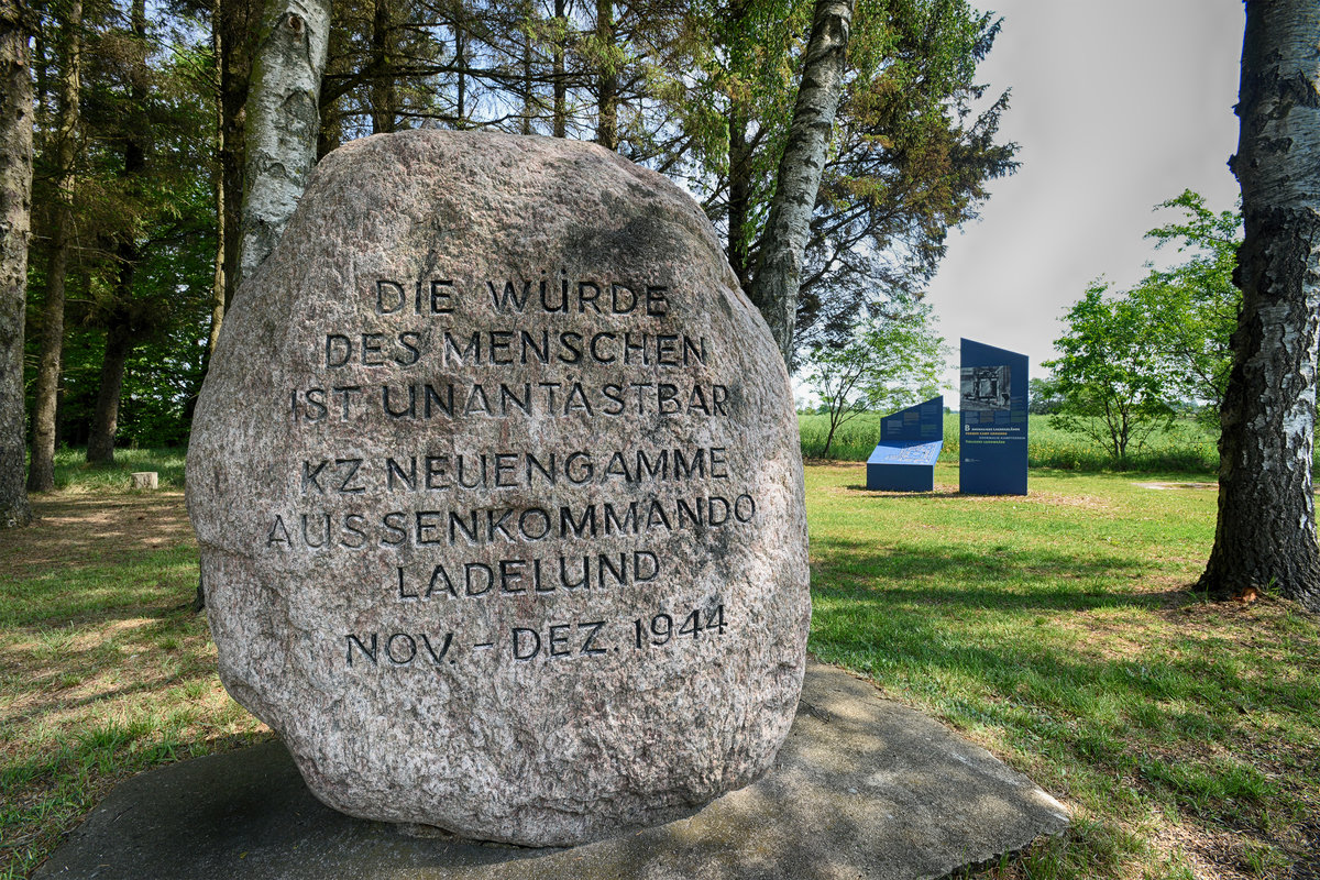 Gedenkstein an der ehemaligen Lagergelndes des KZ-Auenlager Ladelund, 20 Kilometer nordstlich von Niebll an der deutsch-dnischen Grenze gelegen.
Aufnahme: 2. Juni 2019.