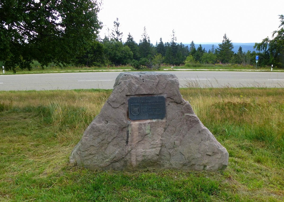 Gedenkstein an der Schwarzwaldhochstrae nahe dem 1055m hohen Schliffkopf, erinnert an den Bau der Strae von 1938-42 unter Dipl.Ing.Fritz Autenrieth, Aug.2015