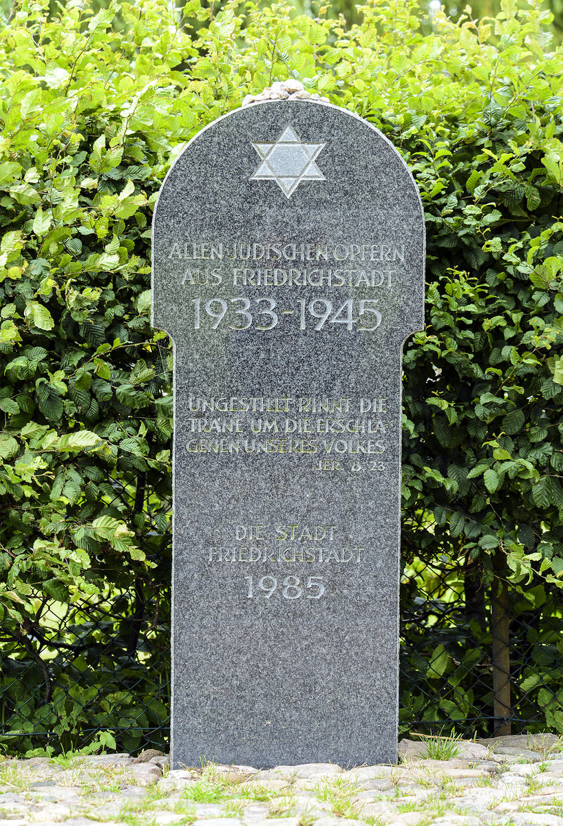 Gedenkstein auf dem alten jdischen Friedhof in Friedrichstadt. Aufnahme: 9. Juli 2019.