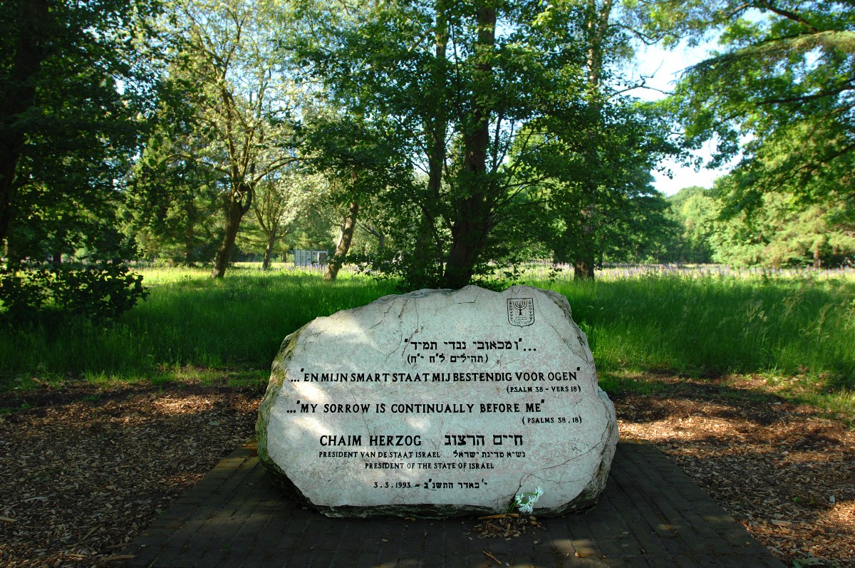 Gedenkstein im ehemaligen KZ-Durchgangslager Westerbork in den Niederlanden. Der Gedenkstein wurde nach dem Besuch vom israelischen Prsident Chaim Herzog in 1993 errichtet. Aufnahme: Mai 2011.