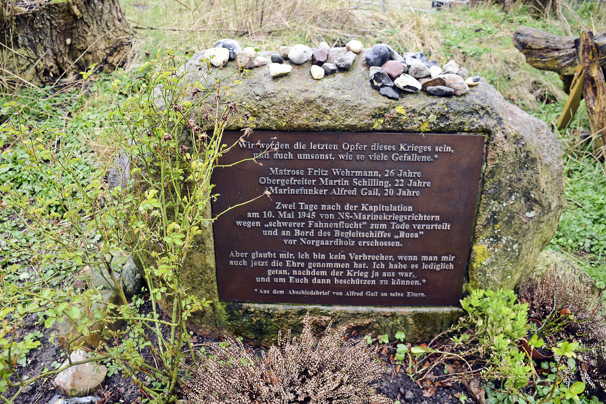 Gedenkstein in Norgaardholz an der Flensburger Frde ob der Hinrichtung von drei deutschen Marinesoldaten am 10. Mai 1945
Aufnahme: 18. Mrz 2020.