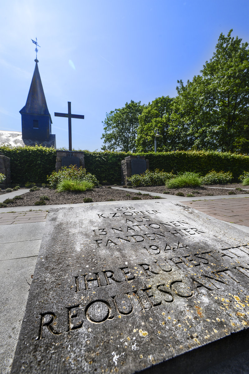 Gedenktafel an der St.-Petri-Kirche in Ladelund (Kreis Nordfriesland). Die Grabanlage in LAdelund wurde wrdevoll hergerichtet und bereits ab 1950 zum Ausgangs- und Mittelpunkt des Gedenkens und internationaler Begegnungen.
Aufnahme: 2. Juni 2019.