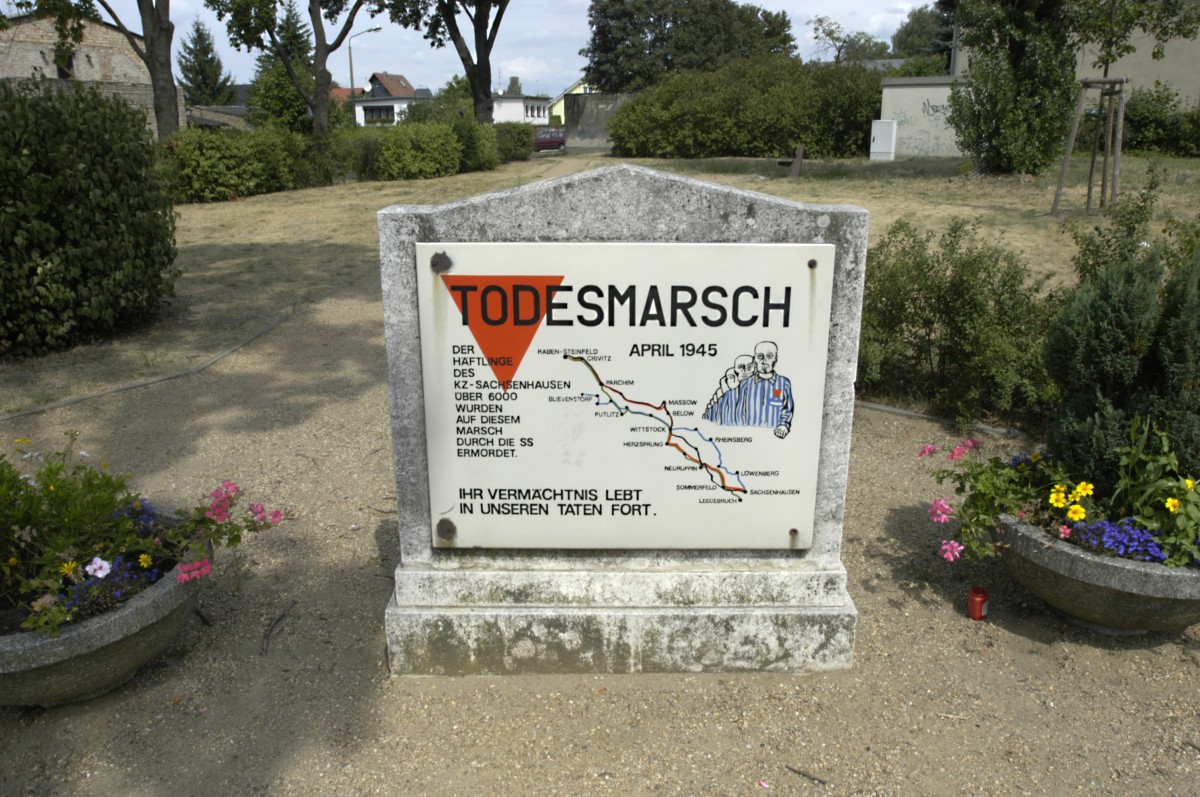 Gedenktafel vor dem Konzentrationslager Sachsenhausen in Oranienburg. Aufnahme: Juli 2006.