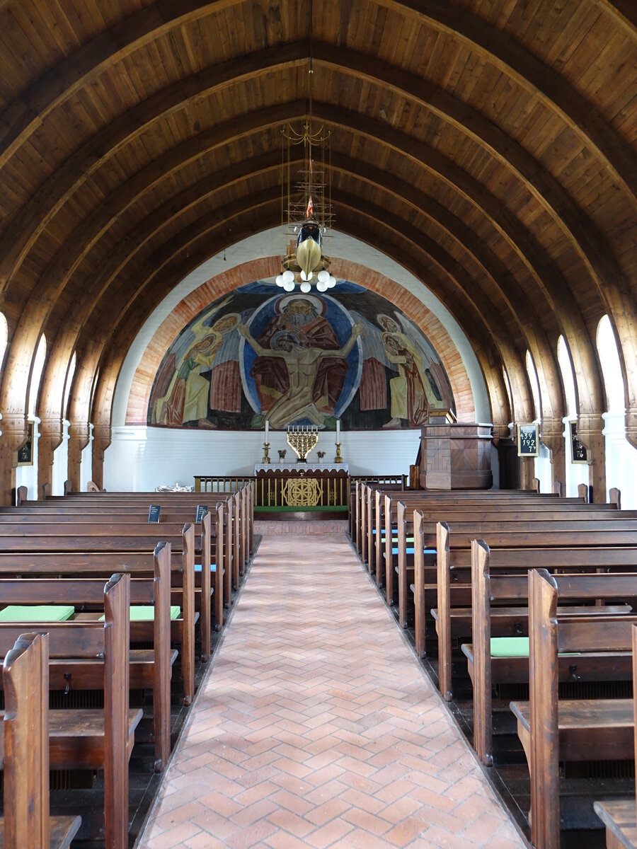 Gedser, Innenraum der evangelischen Kirche, im Inneren sind Holzgewlbe wie ein umgekehrtes Holzschiff mit Rahmen gebaut (18.07.2021)