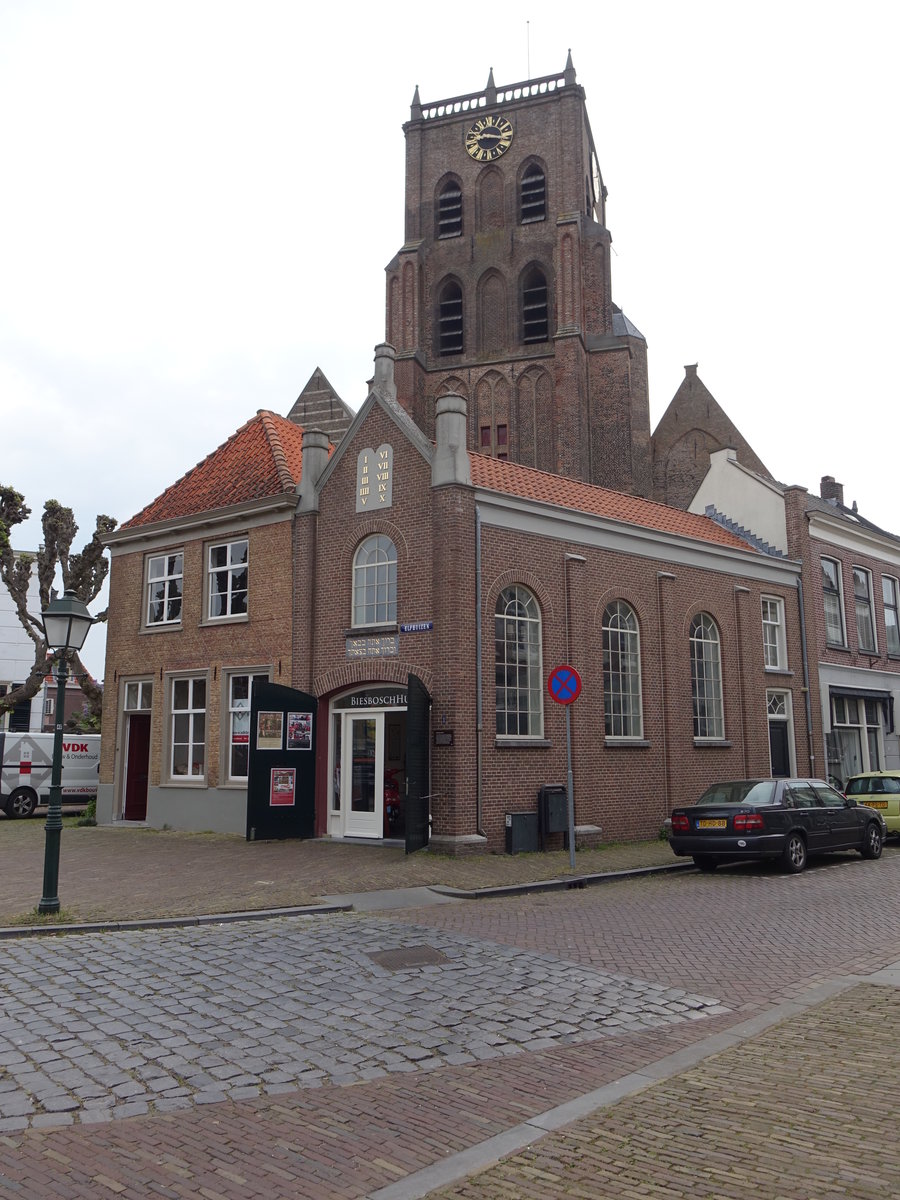 Geertruidenberg, alte Synagoge und St. Gertrudis Kirche am Markt (10.05.2016)