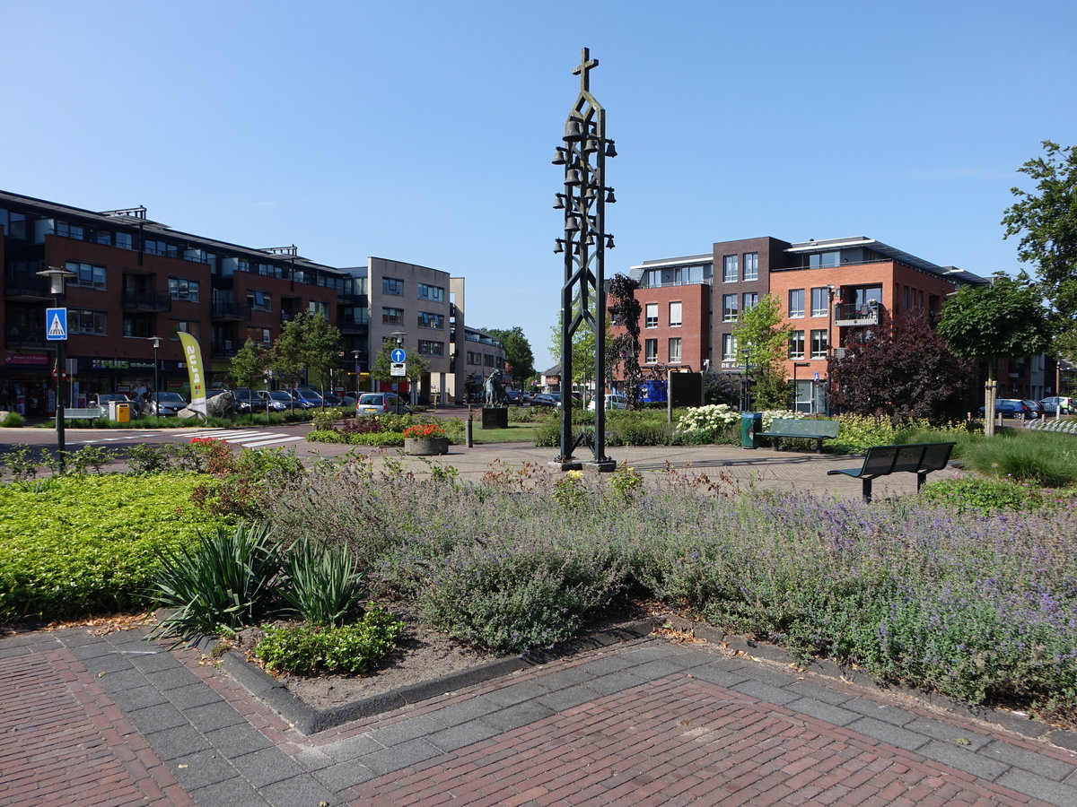 Geesteren, 18 gliedriges Glockenspiel von 1990 am Kerkplein (22.07.2017)