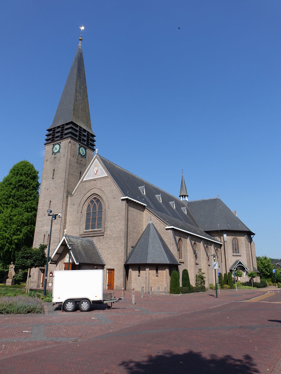 Geesteren, neugotische kath. St. Pancratius Kirche, erbaut ab 1926 durch den Architekten Jan Stydt (22.07.2017)