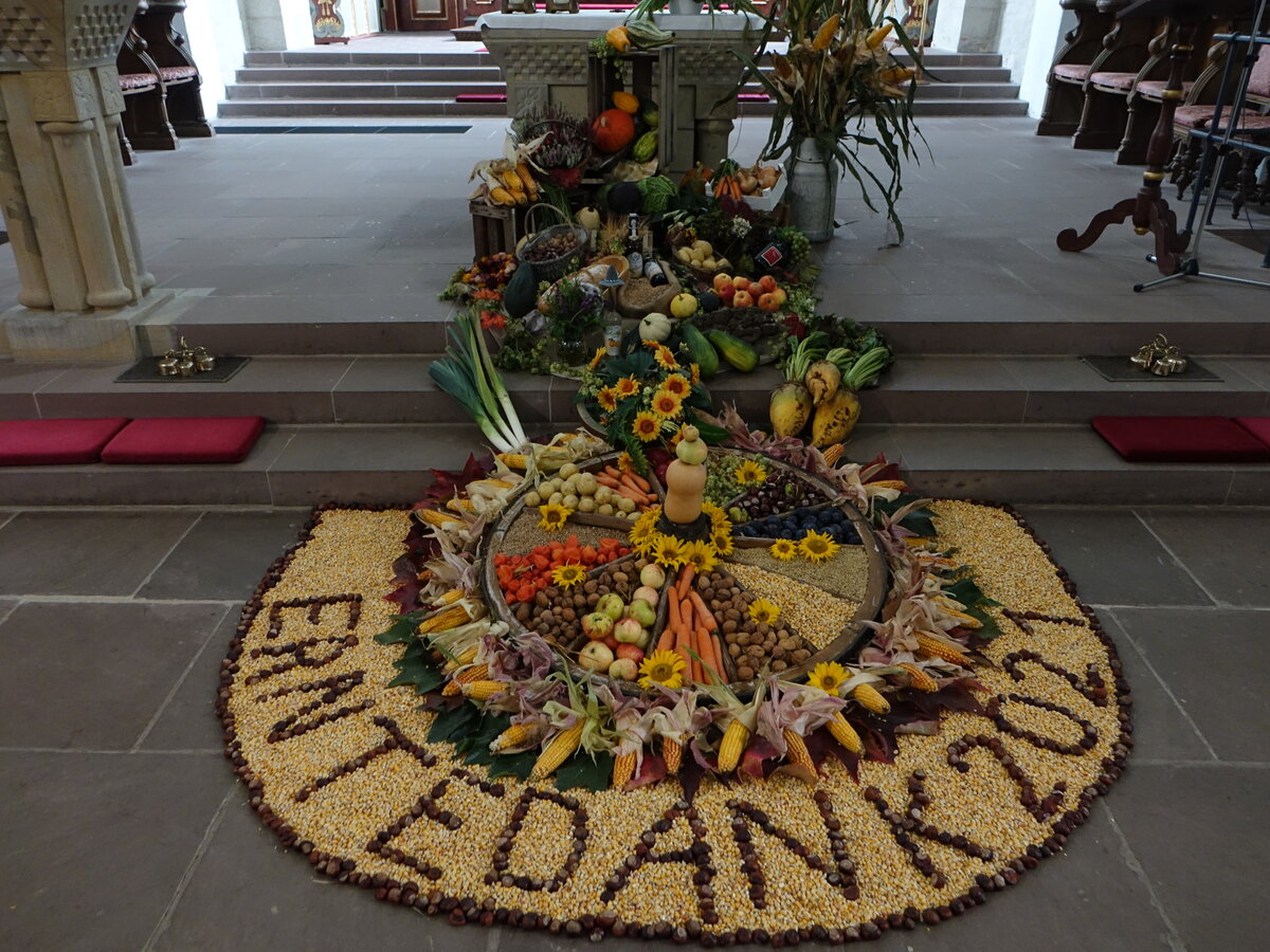 Gehrden, Erntedankaltar in der Klosterkirche St. Peter und Paul (05.10.2021)