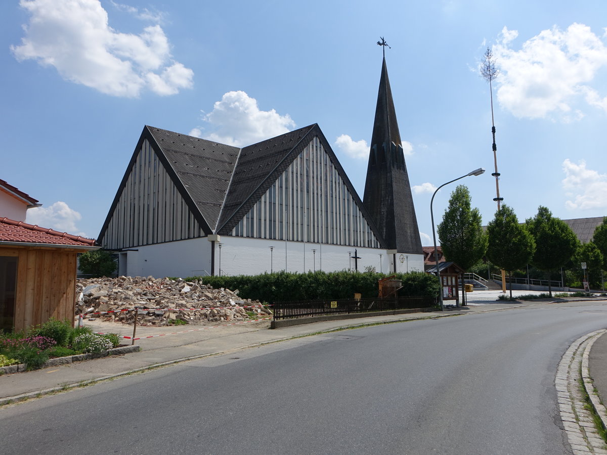 Geigant, kath. Pfarrkirche St. Bartholomus, erbaut von 1966 bis 1969, Zeltdachkirche mit Werktagskapelle und freistehendem Turm (03.06.2017)