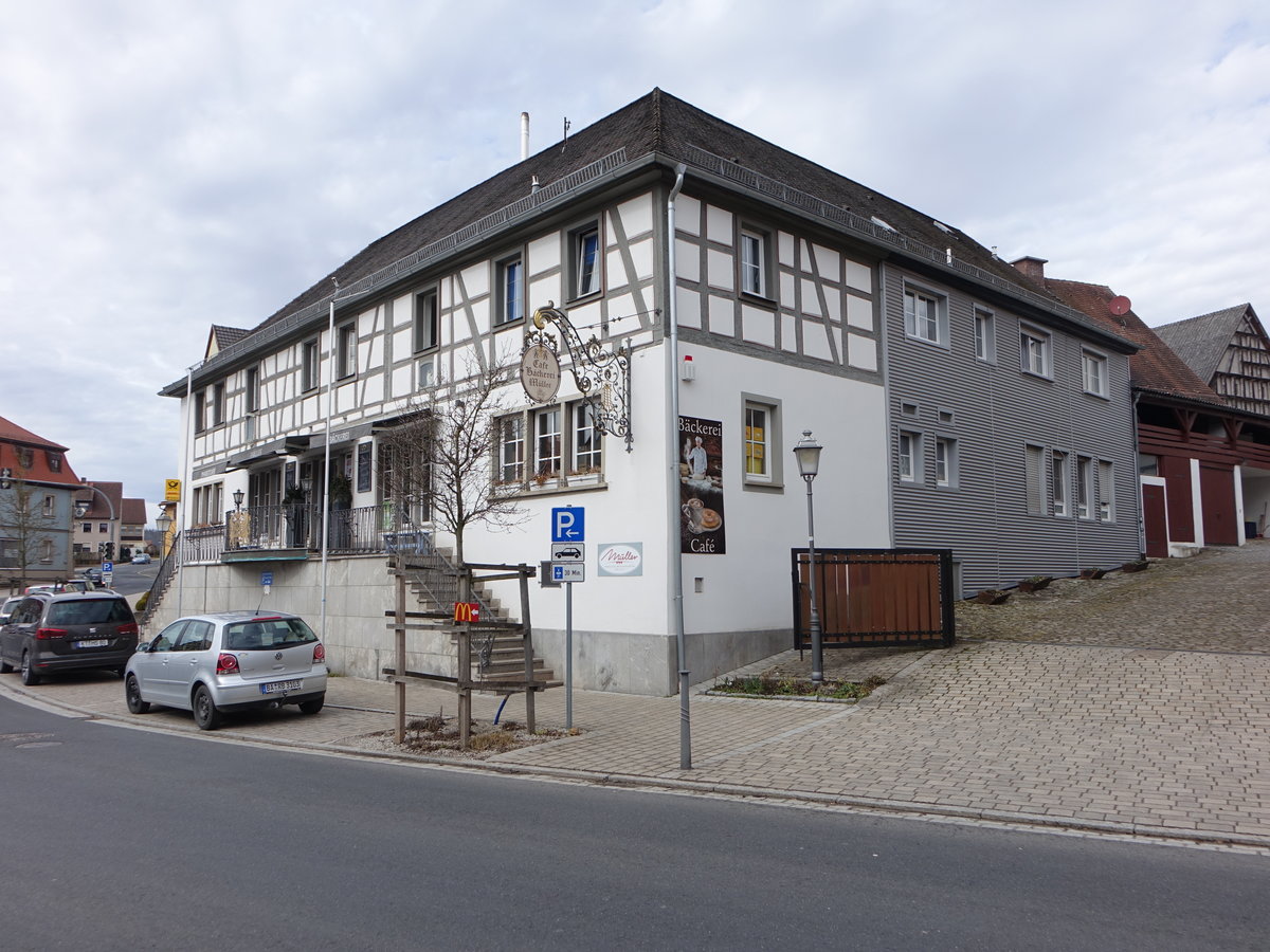 Geiselwind, Cafe Mller am Marktplatz, Zweigeschossiger Walmdachbau mit Fachwerkobergeschoss von 1848 (11.03.2018)