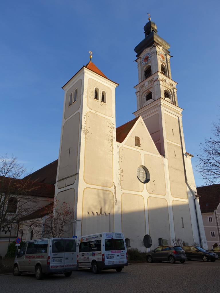 Geisenfeld, Stadtpfarrkirche St. Emmeran, dreischiffige Pfeilerbasilika mit polygonal geschlossenem Chor und westlicher Doppelturmfassade, Nordturm mit Zeltdach, Sdturm mit oktogonalem Obergeschoss, Chor von 1384, Langhaus barockisiert 1602 (25.12.2015)