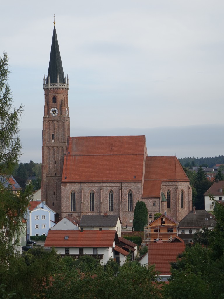 Geisenhausen, kath. St. Martin Kirche, sptgotische Hallenkirche, erbaut ab 1477, 
Turmobergeschosse 1547, von 1852 bis 1870 neugotischer Umbau (15.08.2015)
