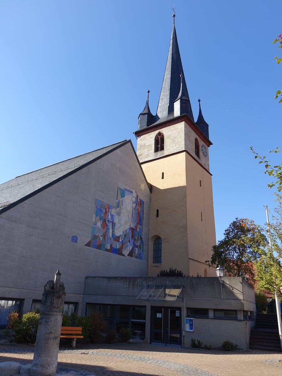 Geisfeld, kath. Pfarrkirche St. Magdalena, Chorturm erbaut im 15. Jahrhundert, moderner Anbau (13.10.2018)
