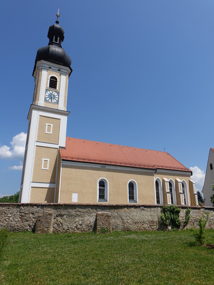 Geisling, kath. Pfarrkirche Maria Geburt, Saalbau mit eingezogenem Chor, Westturm mit Zwiebelhaube, erbaut bis 1724 (02.06.2017)