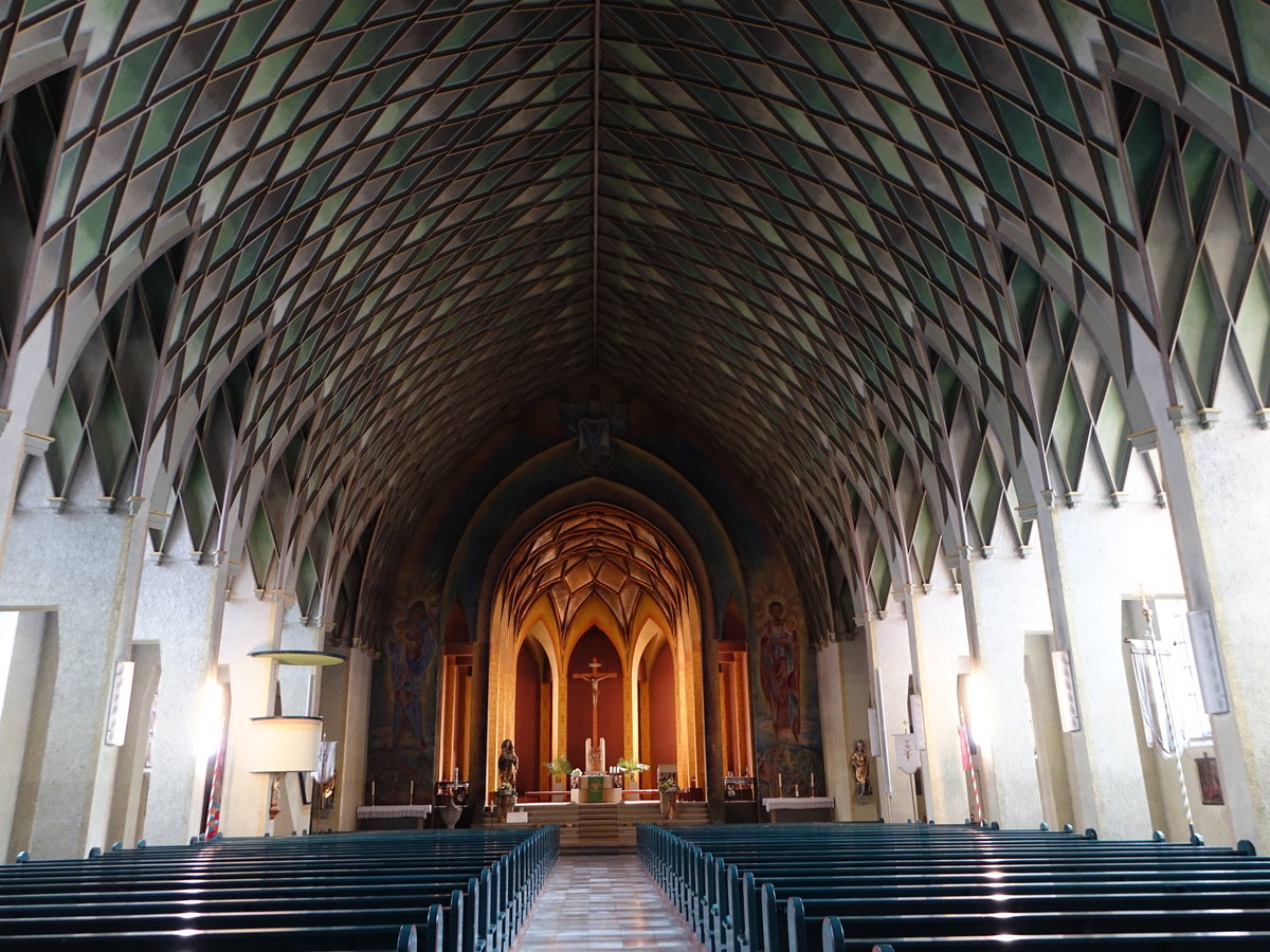 Geislingen, Innenraum der Pfarrkirche St. Ulrich, erbaut von den Rottenburger Architekten Ltkemeier und Schilling (19.08.2018)