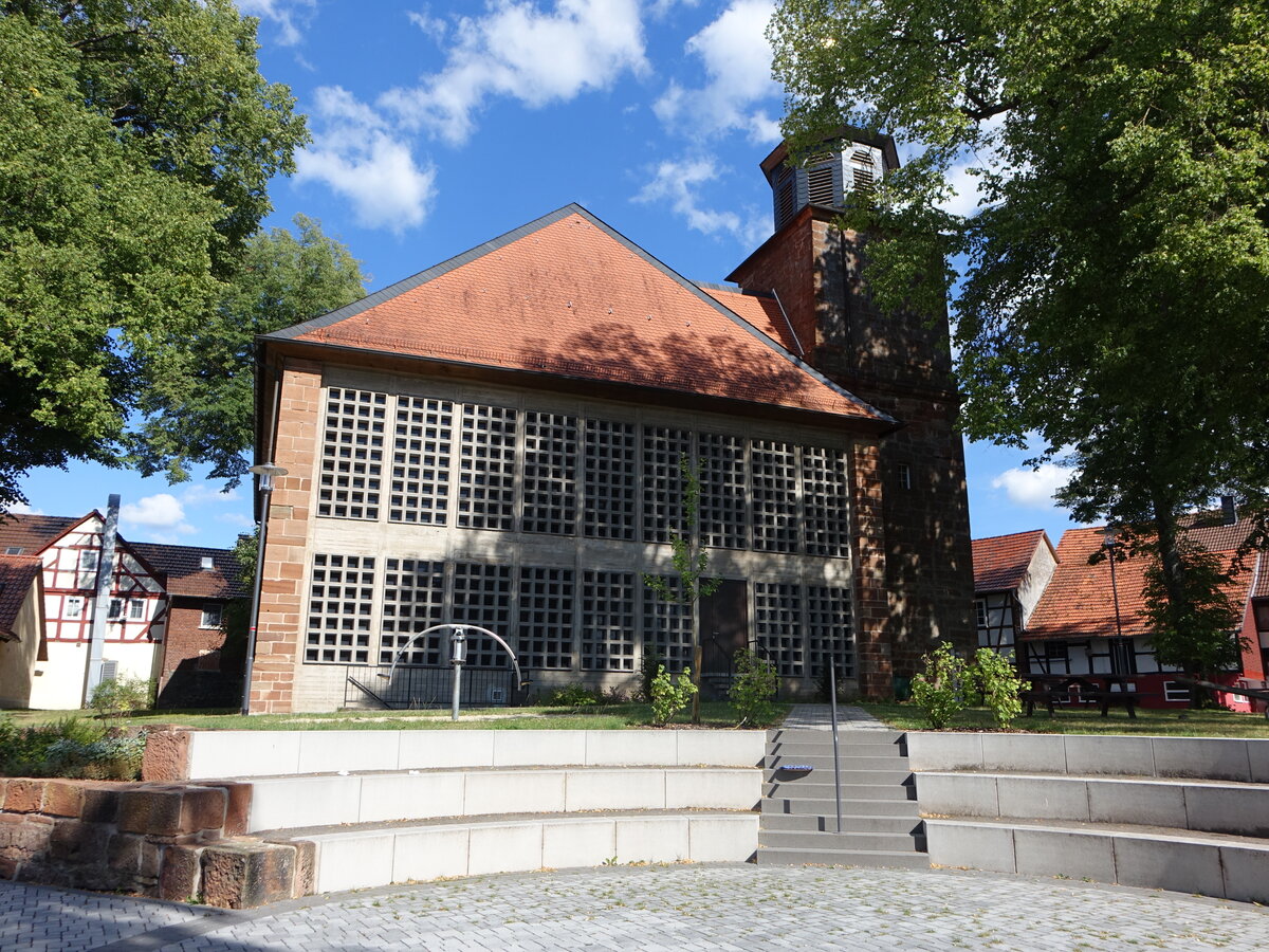 Geismar, evangelische St. Martin Kirche am Teichberg, erbaut von 1964 bis 1965 (06.08.2022)