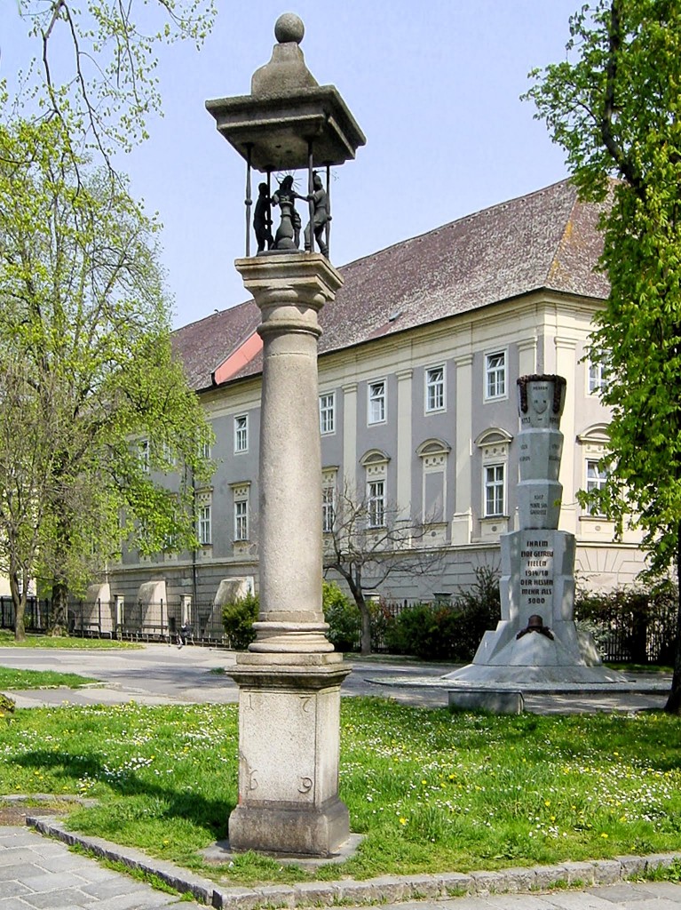 Geielsule - 1702 datiert - stellt die Geielung Christi dar ... aufgenommen am 17.6.2013. Die Bronzegruppe (datiert 1702) steht mit ihrer Grundplatte auf einer toskanischen Sule mit der Datierung 1713, die mit 1769 abgendert wurde. Sie stellt die Geielung Christi durch zwei Henkersknechte dar, die in heftiger Bewegung auf den Gefesselten einschlagen. Die Aufstellung hnelt vielen, zur gleichen Zeit im Linzer Raum aufgestellten Marien- und Heiligensulen.   
Angeblich an der Stelle errichtet, an der Stephan Fadinger, Anfhrer der Bauern bei der Belagerung von Linz, am 26. Juni 1626 durch Scharfschtzen aus dem Landhaus die Verletzung erhielt, die am 7. Juli 1626 seinen Tod zur Folge hatte. ber Auftraggeber oder Stifter sind keine Angaben bekannt, jedoch ist die Sule bereits auf einem Kupferstich von 1632 dargestellt.