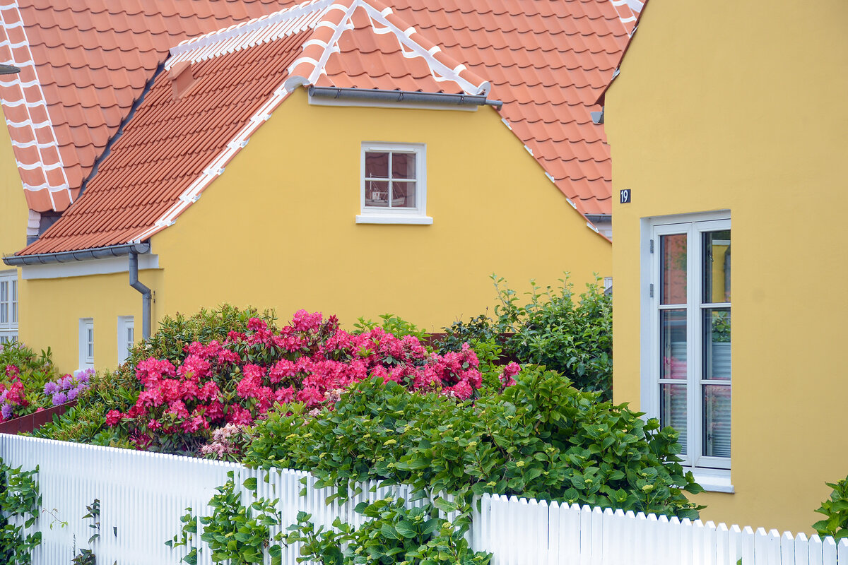 Gelb gestrichener Giebel eines Hauses im M�llevang in Skagen. Aufnahme: 12. Juni 2026.