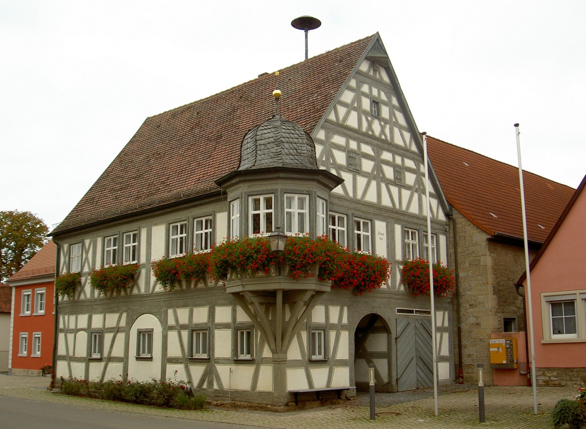 Gelchsheim, Rathaus von 1666, zweigeschossiger Fachwerkbau mit Satteldach und Eckerker mit Glockendach (26.10.2014)