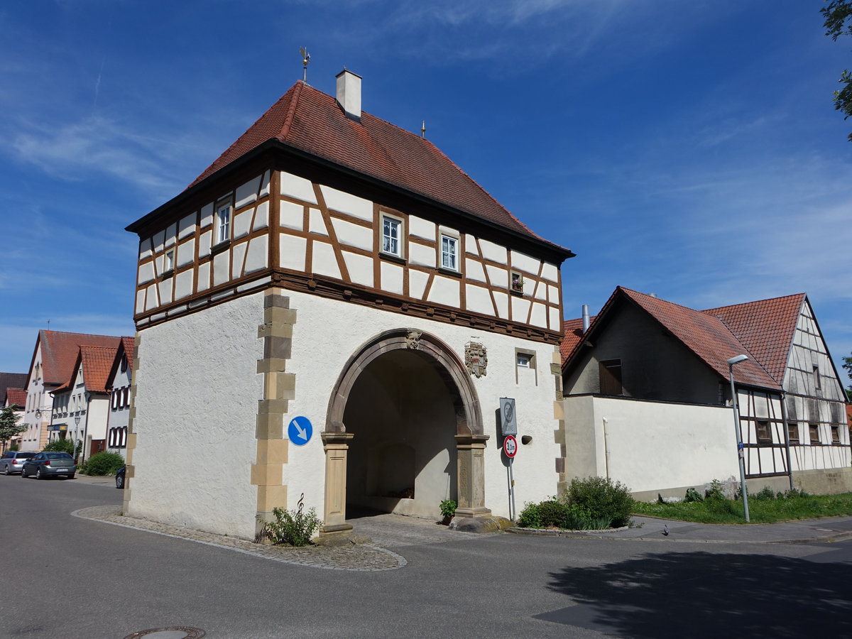 Geldersheim, Unteres Tor, Torhaus mit Fachwerkobergeschoss und steilem Walmdach, erbaut um 1700 (28.05.2017)