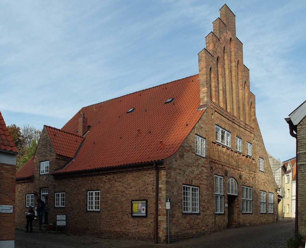 Gemeindehaus / Menighedshuset der Domgemeinde, ehemaliges  Lundtenhaus  (Lundt war eine angesehene Familie im 16. Jhd.), zuvor Kalandhaus der Rosenkranz-Marien-Bruderschaft; der gotisch wirkende Treppengiebel ist von 1929 (ein Jahr zuvor hatte der damalig Pastor das Gebude gekauft); Schleswig, 01.11.2014
