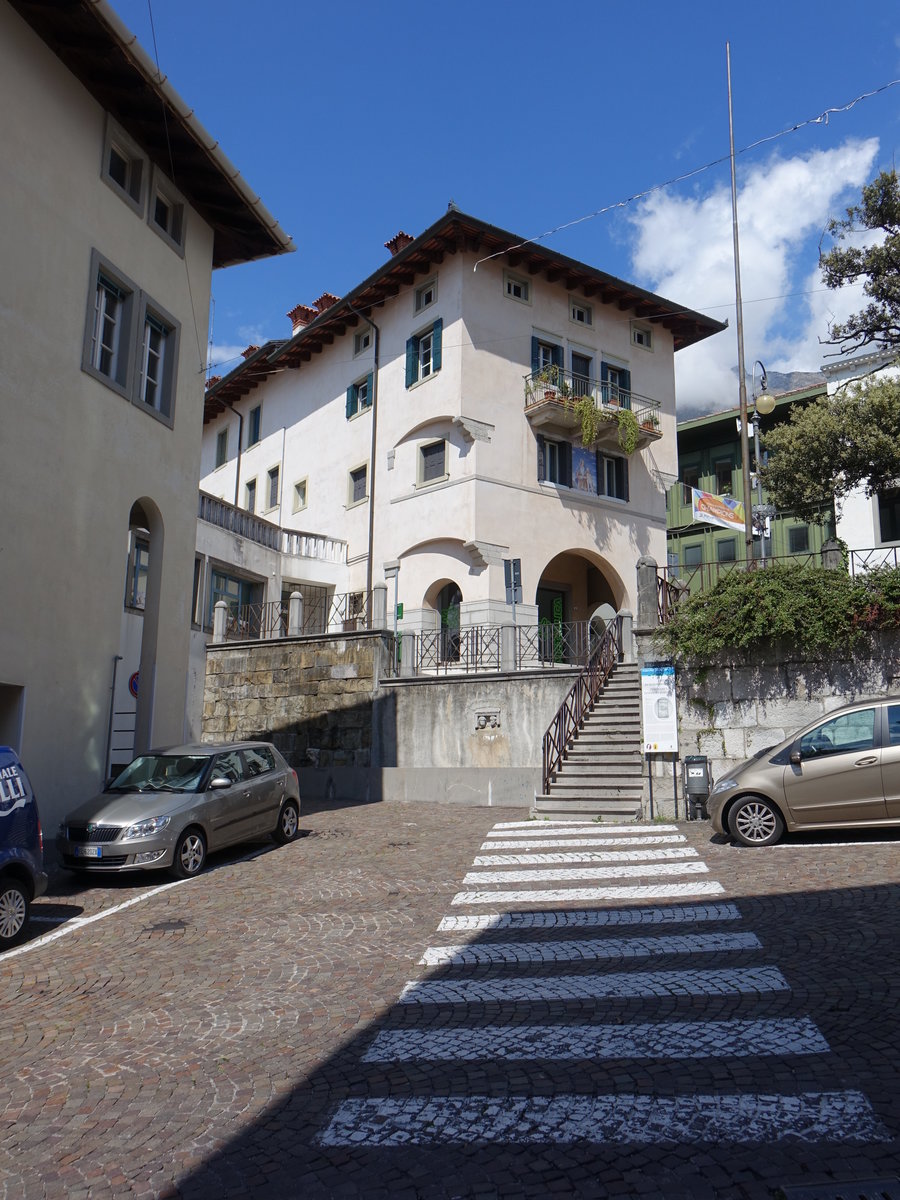 Gemona del Friuli, Huser an der Piazza del Municipio (05.05.2017)