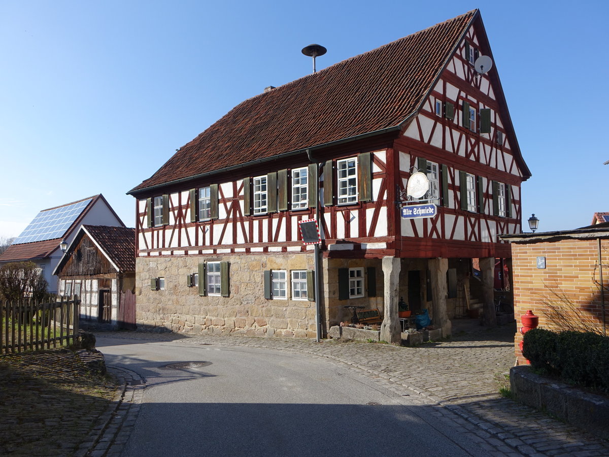 Gemnda, Gemeindehaus mit Schmiede, zweigeschossiger Satteldachbau, Erdgeschoss massiv mit von Steinpfeilern gesttztem Vorbau, erbaut 1587 (08.04.2018)