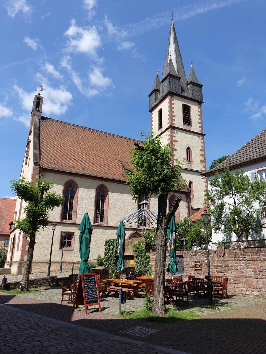 Gemnden am Main, Pfarrkirche St. Peter und Paul, zweischiffige Chorturmkirche, Turmunterbau 1488, ansonsten Wiederaufbau nach Kriegsende (26.05.2018)