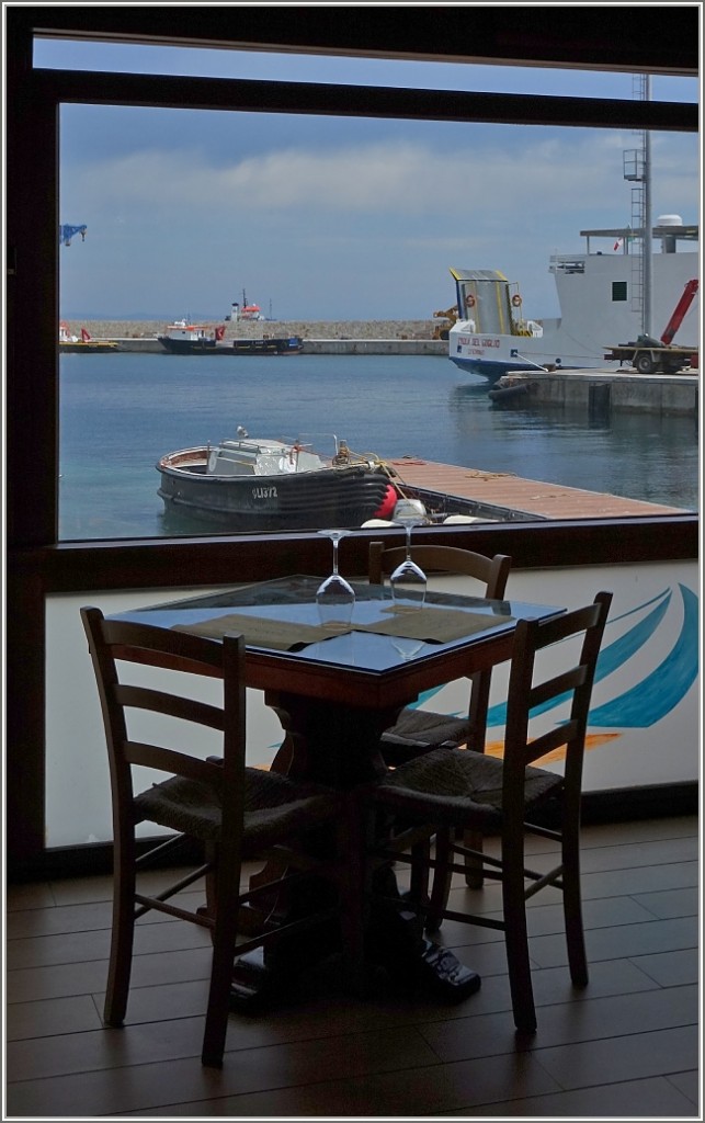 Gemütlich lässt sich während dem Essen der Ausblick auf den Hafen geniessen.
(23.04.2015) 