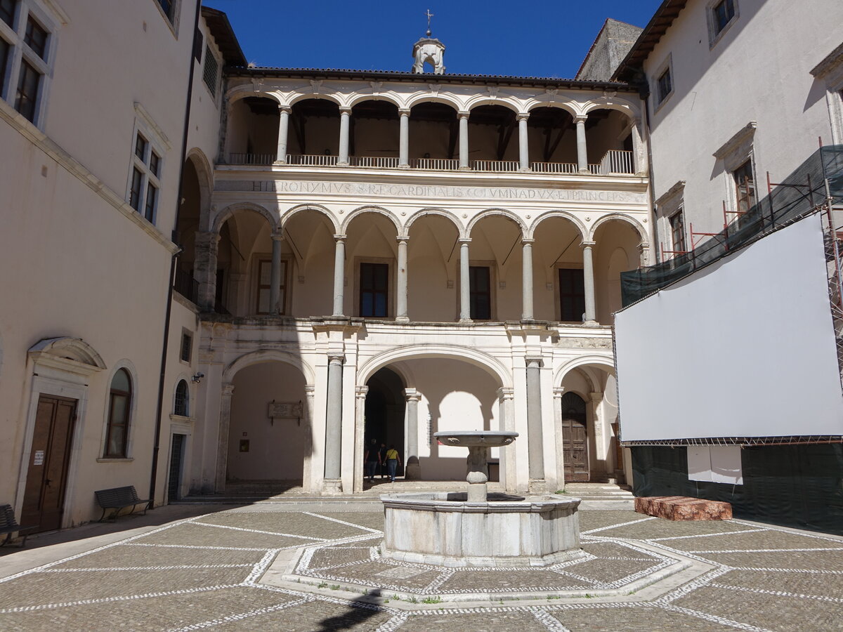 Genazzano, Innenhof des Castello Colonna, erbaut von 1500 bis 1503 (18.09.2022)